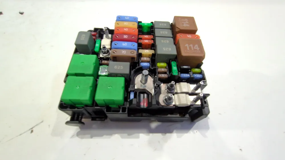 CAJA RELES / FUSIBLES PEUGEOT RIFTER 1.5 BLUEHDI 130 - 9804848580 Certificado