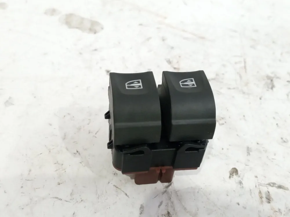 Envío Internacional BOTON ELEVALUNAS IZQUIERDO AL DE - 254113300R Dacia Duster diesel