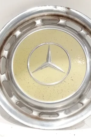 De Moda TAPACUBO (UNIDAD) MERCEDES-BENZ /8 (W115) 200 D (115.115) - sin referencia