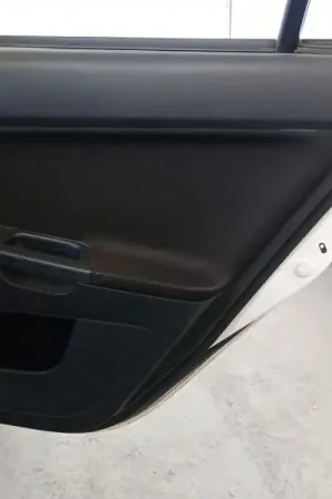 Auténtico GUARNECIDO PUERTA TRASERA DERECHA