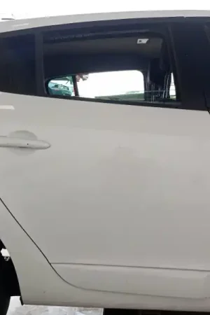 PUERTA TRASERA DERECHA 821006386R Liquidación