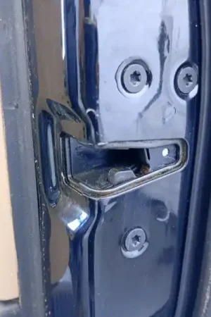 CERRADURA PUERTA DELANTERA DERECHA Mayoreo