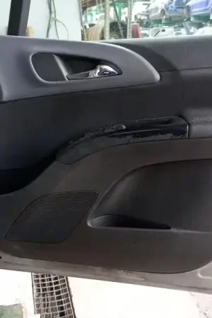 GUARNECIDO PUERTA DELANTERA DERECHA Garantía Incluida