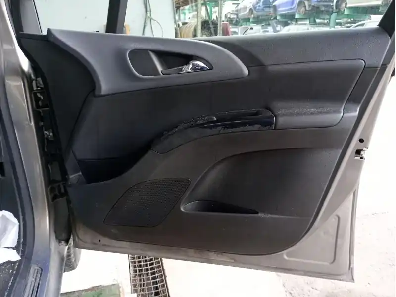 GUARNECIDO PUERTA DELANTERA DERECHA Garantía Incluida