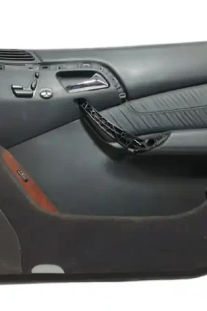 Alta Calidad GUARNECIDO PUERTA DELANTERA DERECHA A2207200870 2208219251